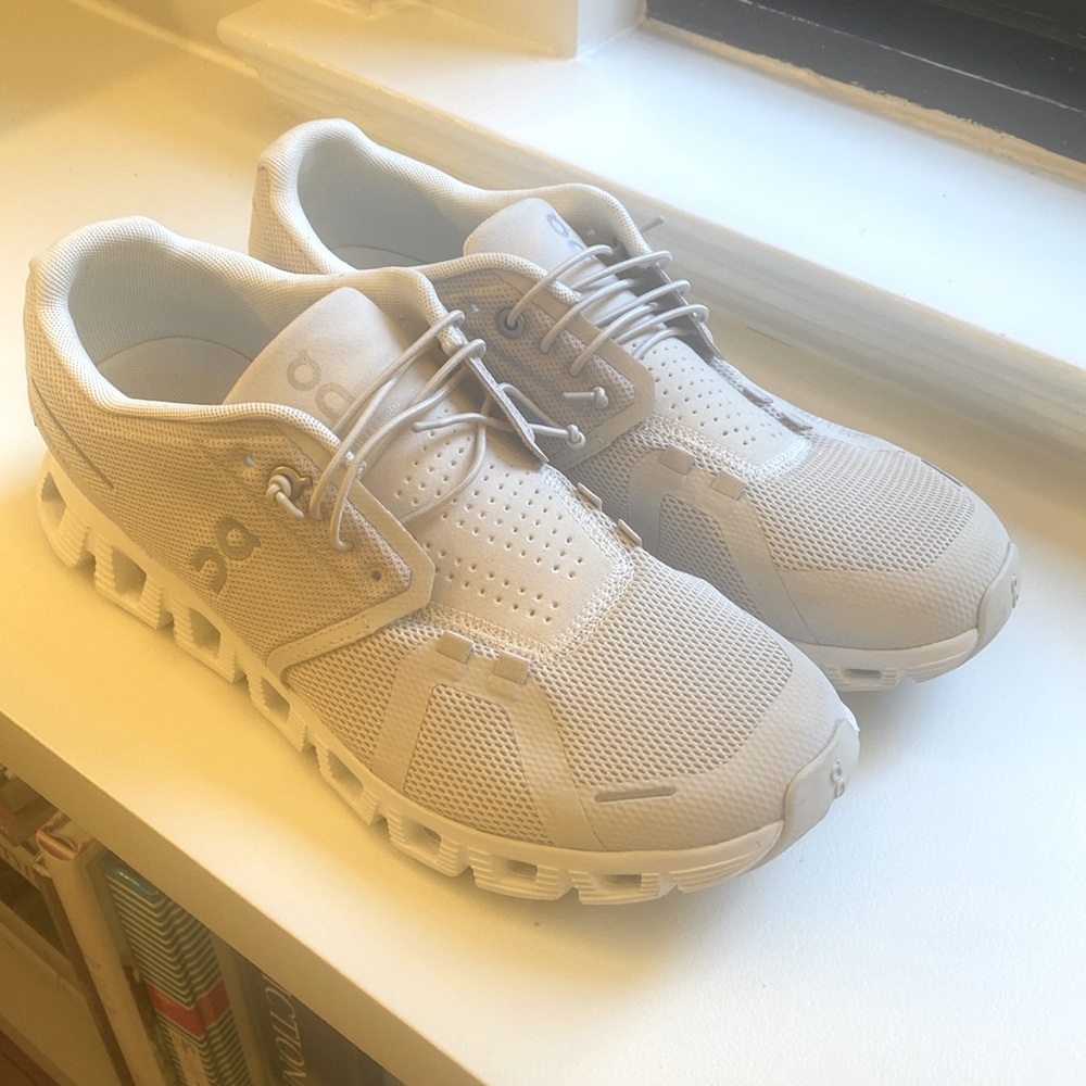 On Cloud 5 shoes Size 10 Pearl Color